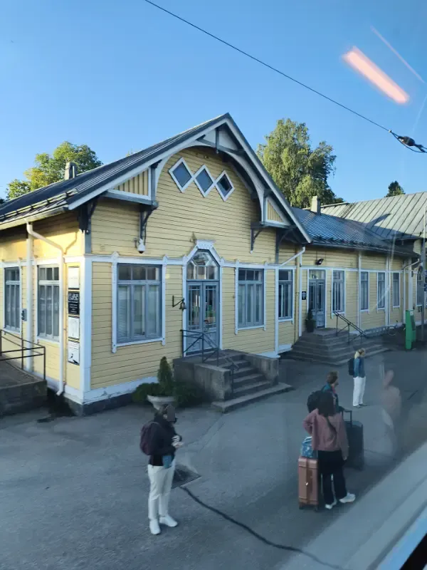 Karjaan rautatieasema-alue – Asemarakennus