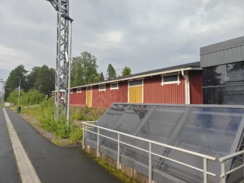 Suonenjoen asema-alue ja ratavartijan talo – Tavaramakasiini