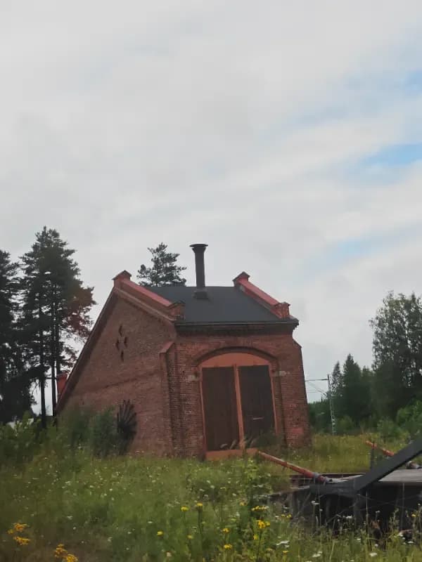 Suonenjoen asema-alue ja ratavartijan talo – Veturitalli