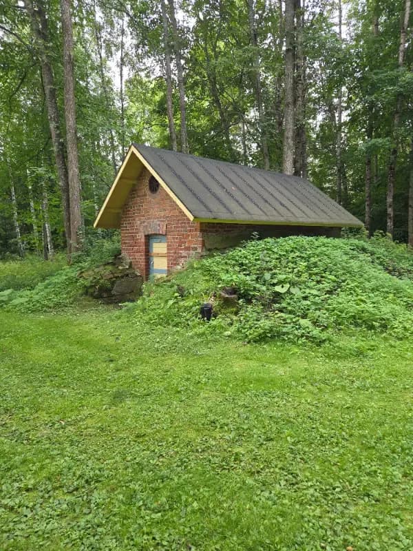 Mustasaaren rautatieasema – Kellari